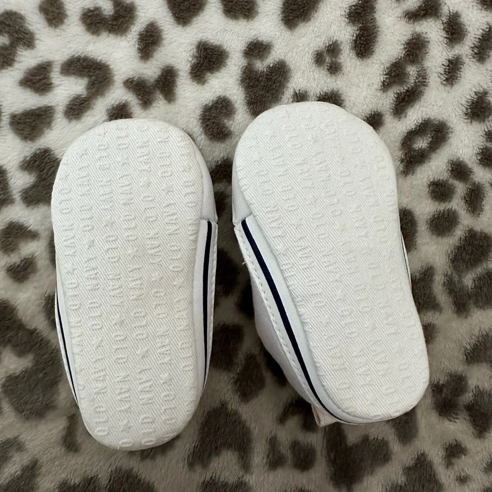 Old Navy Infant Sneakers Size 3-6 months